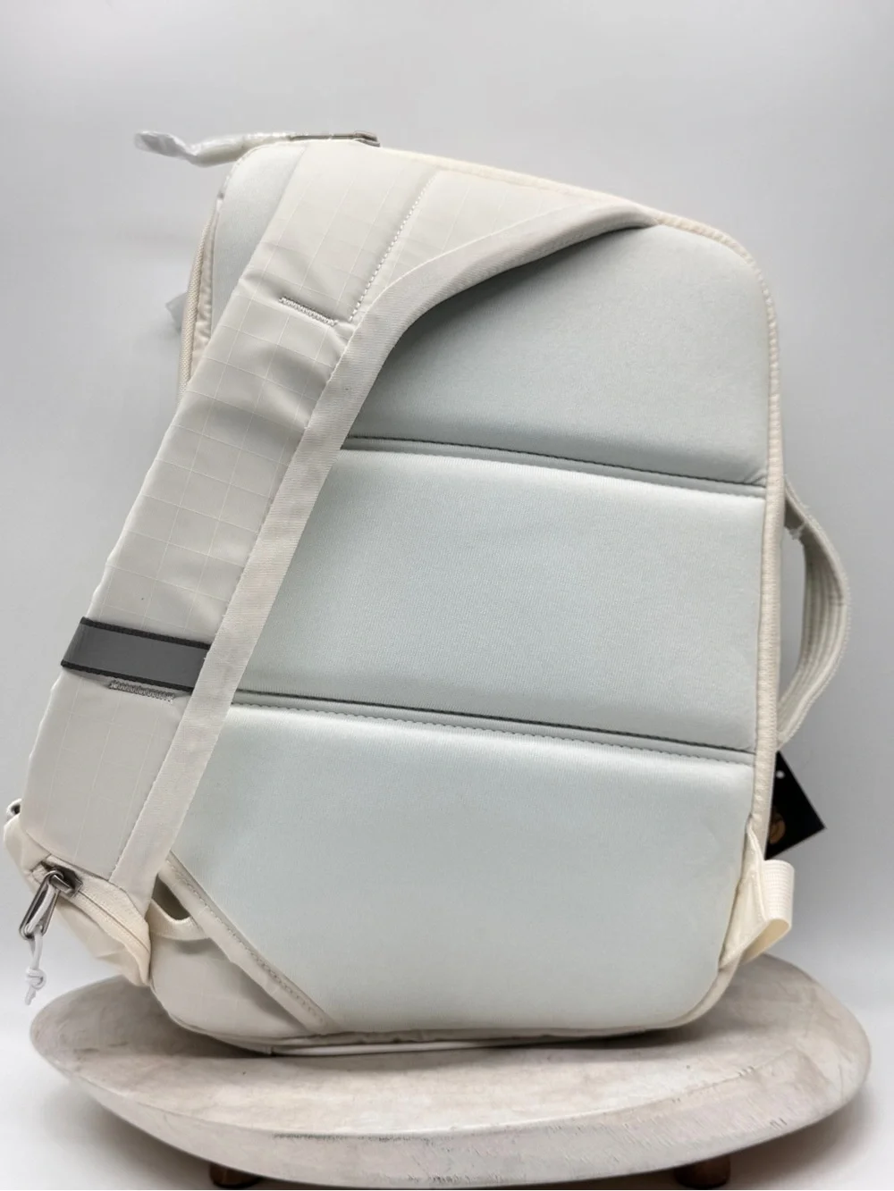 The North Face Base Camp Voyager Sling Bag 11L White Dune Cream Crossbody NWT